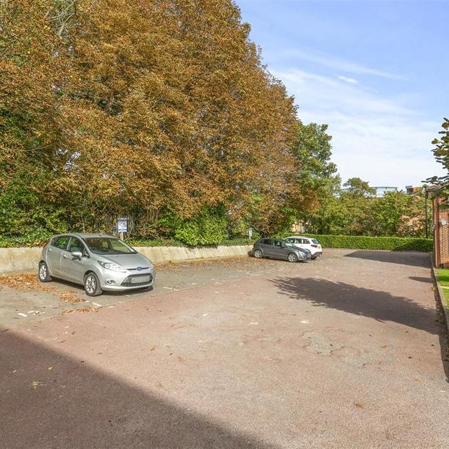 Queen Alexandra Road, High Wycombe - Photo 1