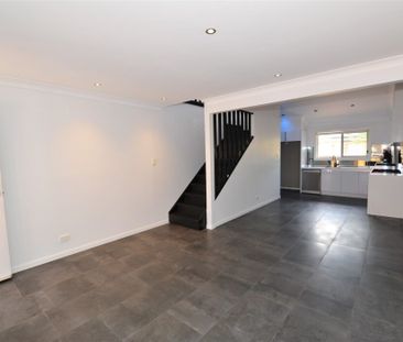 2-Bedroom townhouse, fully AC and renovated - Photo 2
