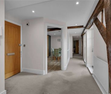 A charming first floor two bedroom apartment in Ascot. - Photo 4