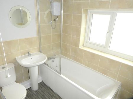 4 bedroom semi-detached house to rent - Photo 3