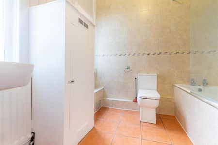 4 bedroom flat to rent - Photo 5