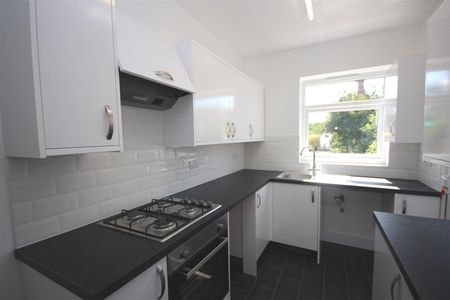 3 bedroom Semi-Detached House to let - Photo 3