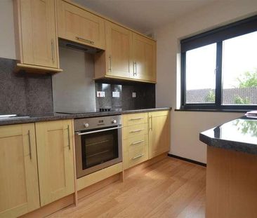 Whitecroft, Horley, RH6 - Photo 2