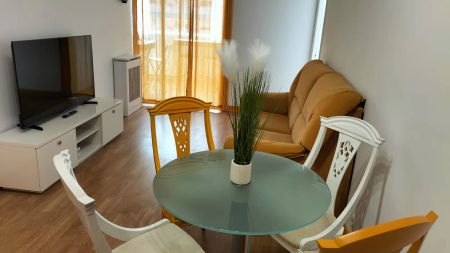 2-bedroom apartment for rent in Cuatro Caminos with pool access, pets allowed, and all bills included. - Photo 3