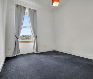 3 bedroom flat to rent - Photo 4