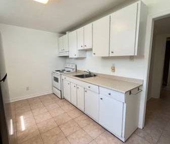 Large 1bdrm/1 den - Photo 2