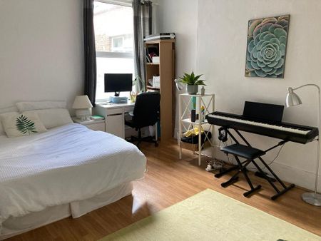 3 bedroom flat to rent - Photo 2