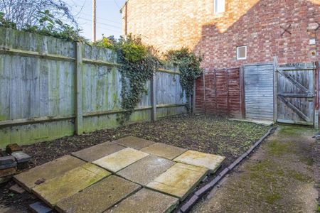 1 bed Flat To Let - Photo 5