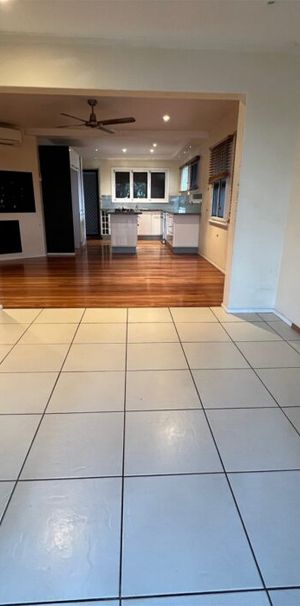 Executive Residence in a Prime Location - Wishart State High and Mansfield State High Catchment! - Photo 1