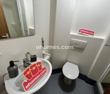 Large Ensuite: Three Bed Flat - Photo 5