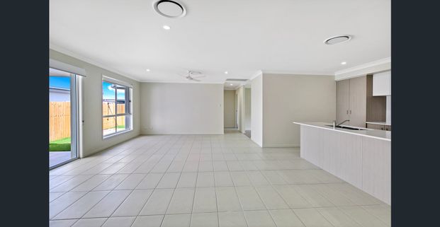 Modern, Spacious, 4 Bed + Media + Ducted Air Con - Photo 1
