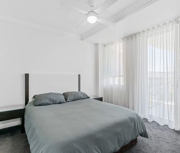 MODERN TWO BEDROOM, TWO BATHROOM, TWO CAR ACCOM - HEART OF PALM BEACH! - Photo 2