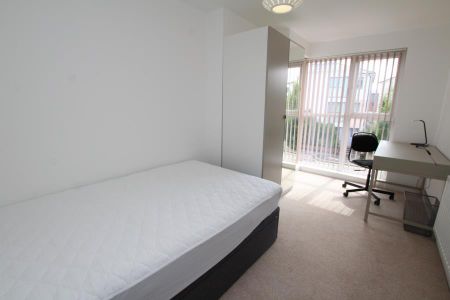 6 bedroom end of terrace house to rent - Photo 5