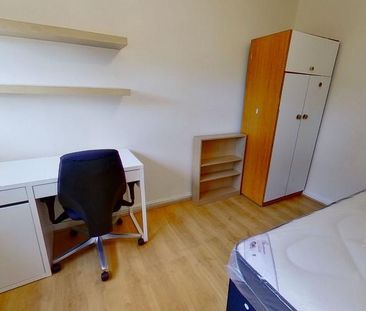 4 bedroom semi-detached house to rent - Photo 5