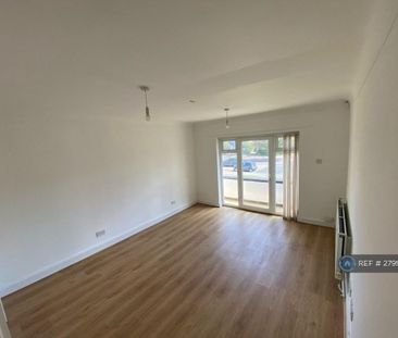 3 bedroom flat to rent - Photo 2