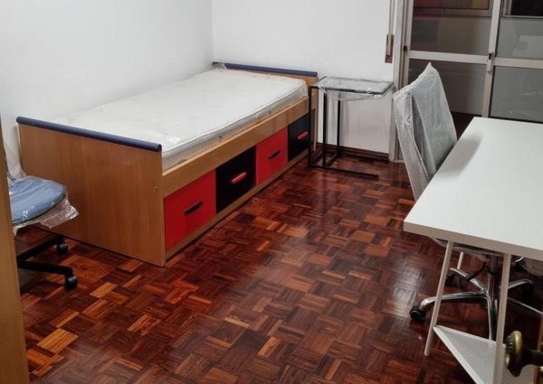 Quarto em apartamento localizado em Benfica