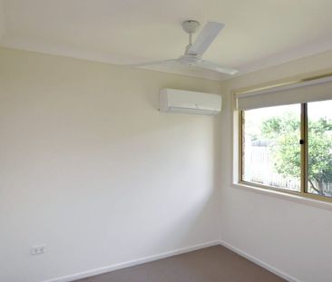 SPACIOUS 4 BEDROOM FAMILY HOME WITH ENTERTAINING AREA AND LARGE YARD - Photo 4