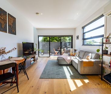 Stunning 2-Bedroom, 2-Bathroom Townhome in a Prime Location - Photo 4