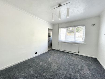 4 bed detached bungalow to rent in Thatcher Avenue, Torquay, TQ1 - Photo 3