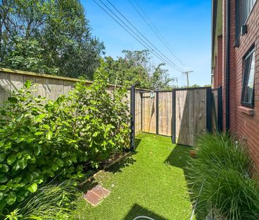 Quiet, Sunny & Private Modern 2-Bedroom Townhouse - Photo 3