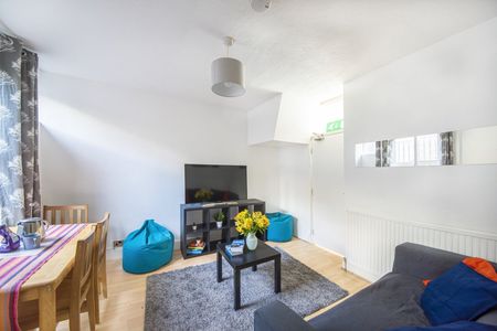 6 Bed Terraced House, Milner Road, BN2 - Photo 2