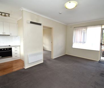 Prime Location - Walk to Supermarkets, Glenhuntly Train Station, Tr... - Photo 5