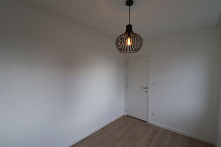 Nieuwbouwwoning met 3 slaapkamers, zolder, tuin en 2 autostaanplaatsen. - Photo 3