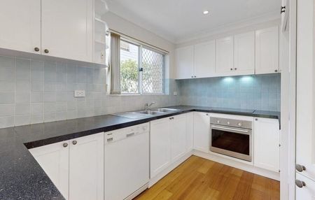 Beautifully Presented Three Bedroom Duplex with Sunrooms - Photo 4