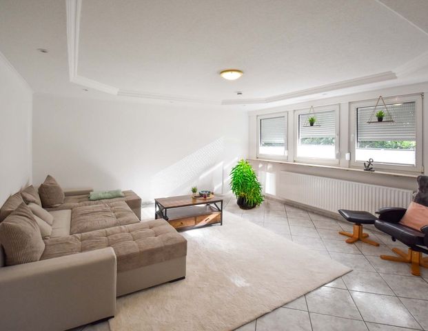 Wohnen auf dem Lande Top-gepflegte Dachgeschosswohnung mit Einbauküche in Neuvrees - Photo 1