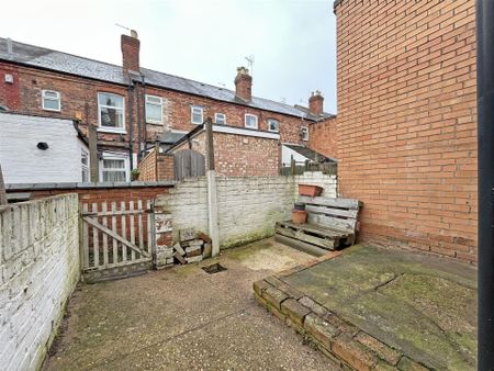 3 bedroom Terraced House to rent - Photo 5