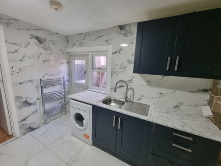 Room in a Shared House, Durham Road, E16 - Photo 5