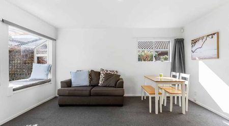 Cute and Central in Hillsborough. - Photo 3