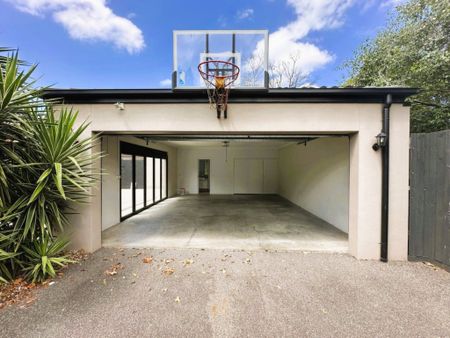 Beautiful Art Deco Home with a Pool across Parkland - Photo 2