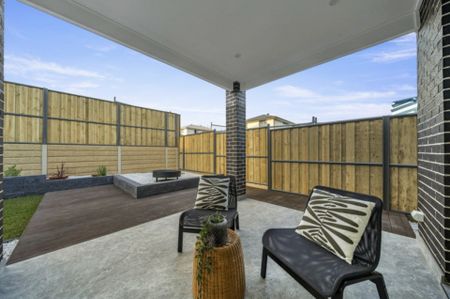 Stunning 5 Bedroom Home - Great Location! - Photo 4