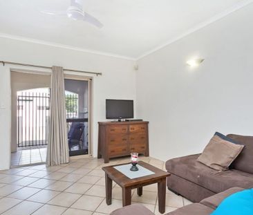 SPACIOUS TOWNHOUSE IN SOUGHT AFTER LOCATION! - Photo 3