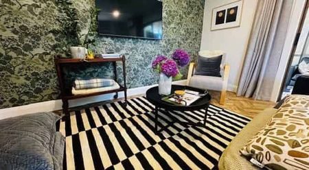 FULLY FURNISHED BEAUTIFULLY SYTLED REAR TOWNHOUSE IN PRIME LOCATION! - Photo 4