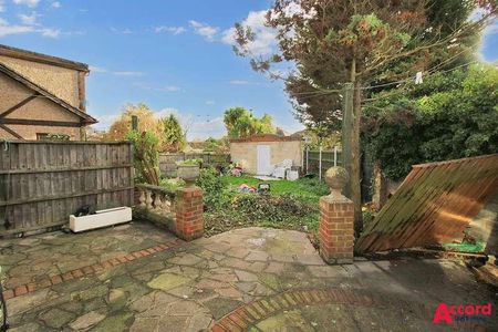 Great Gardens Road, Hornchurch, RM11 - Photo 2