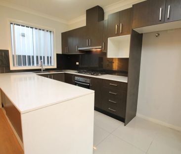Large 3 Bedroom Townhouse with Two Secure Car Spaces - Photo 3