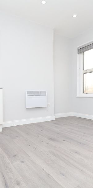 Studio Flat, Honley Road, SE6 - Photo 1