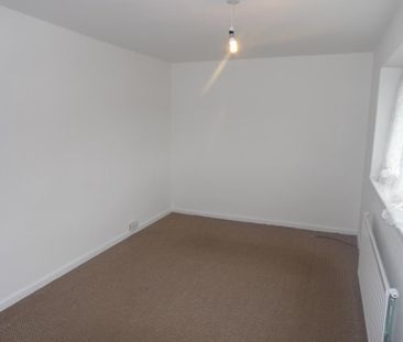4 bedroom end of terrace house to rent - Photo 5