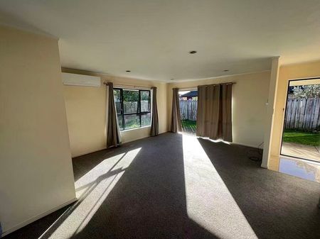 Charming 4 Bedroom Family Home in Flat Bush - Photo 5