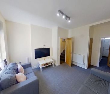 4 bedroom end of terrace house to rent - Photo 3