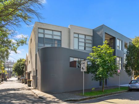 Stylish & Modern Townhouse in Alexandria - Photo 2