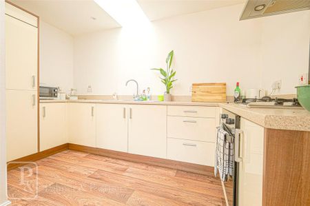 2 bedroom coach house to rent - Photo 5