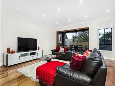 4 Bedrooms 3 Bathrooms, 2 Living Areas & Plenty of Space! - Photo 5