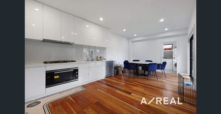 Luxurious Family Home with Dual Master Suites and Designer Finishes - FullyFurnished - Photo 4