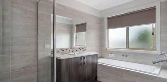 Spacious Townhouse - heart of Pascoe Vale! - Photo 2