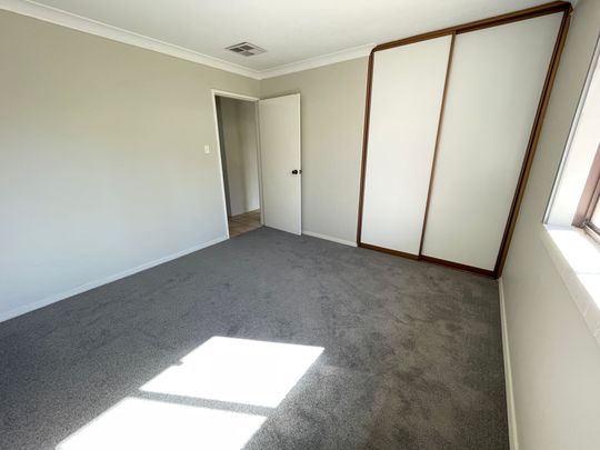 Spacious family living with poolside paradise! - Photo 1