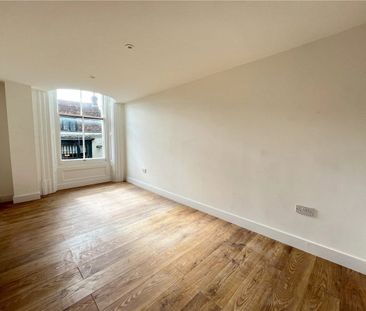 A lovely, modern, two bedroom flat close to the train station and c... - Photo 1