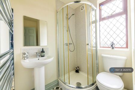 1 bedroom in a house share to rent - Photo 2